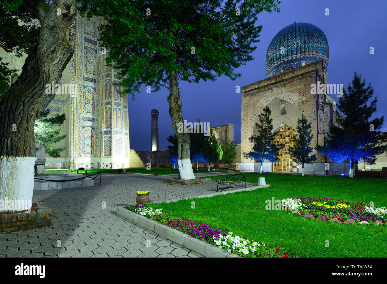 BIBI KHANYM, SAMARKAND, UZBEKISTAN - 21 APRIL 2019: View on the Bibi-Khanym mosque at night, one of the Islamic world’s biggest mosques, built by Timu Stock Photo