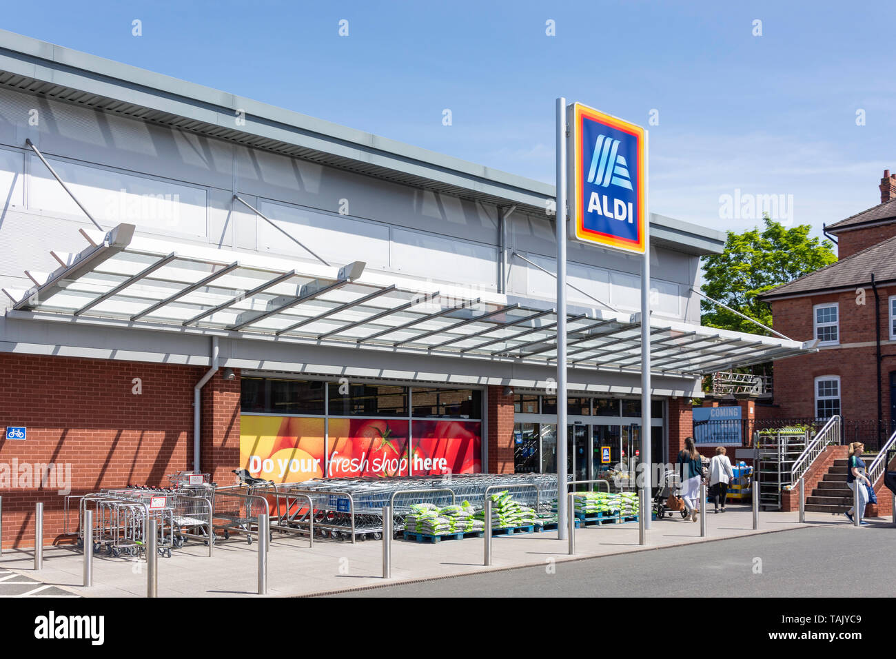 Entrance to Aldi Supermarket, New Road, Stourbridge, West Midlands, England, United Kingdom Stock Photo