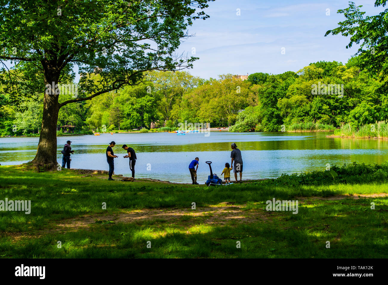 People are standing near the lake in the park Stock Photo
