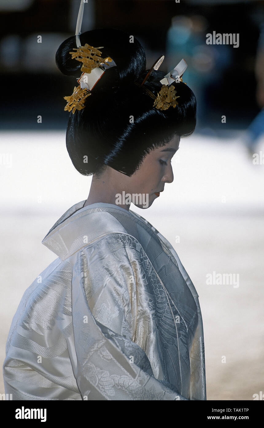shiromuku Japanese brides in traditional dress wear a white kimono (shiromuku) and an  elaborate hair style - usually a wig and tsuno-kakushi headress Stock Photo  - Alamy