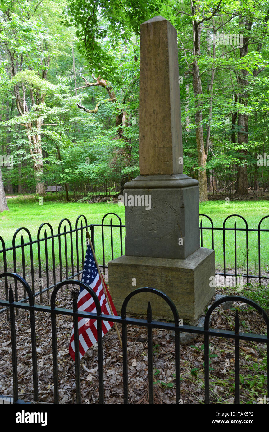 A marker at the grave of three unknown Continental Soldiers who died and were buried on the battlefield at Guilford Courthouse in Greensboro NC Stock Photo