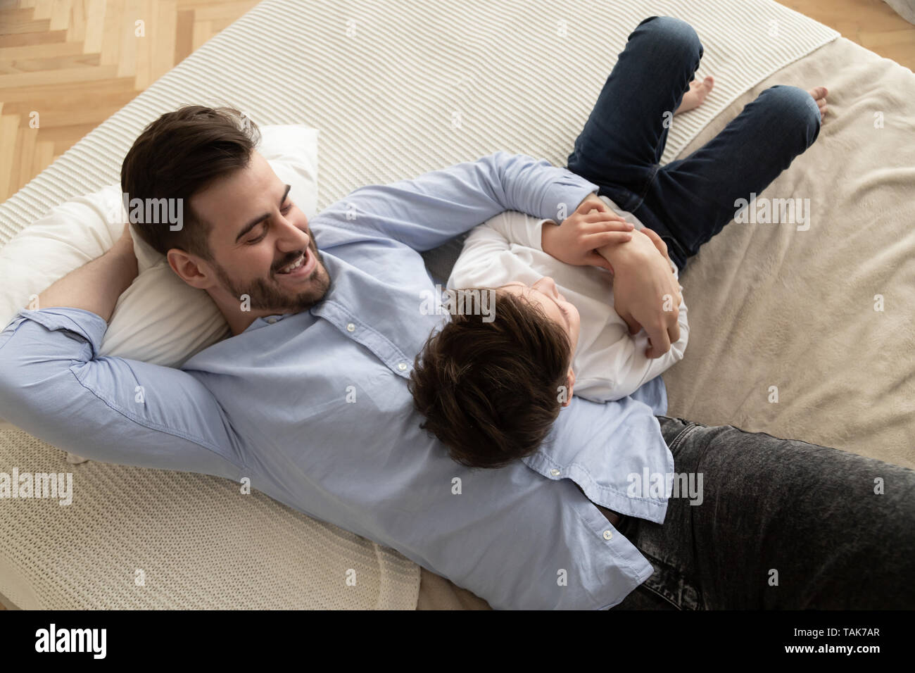 девочка спит с папой. спящий папа и малыш. с папами в кровати. отец и сын лежат. отец и сын лежат на полу.