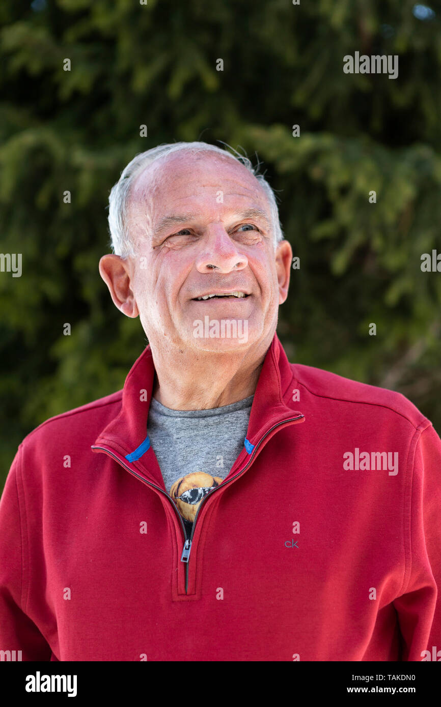 Portrait von Peter Hahne, deutscher Fernsehmoderator, waehrend dem Skiurlaub auf der Bettmeralp, Wallis, Schweiz, am Samstag 20. April 2019. (Foto: Dominic Steinmann) Stock Photo