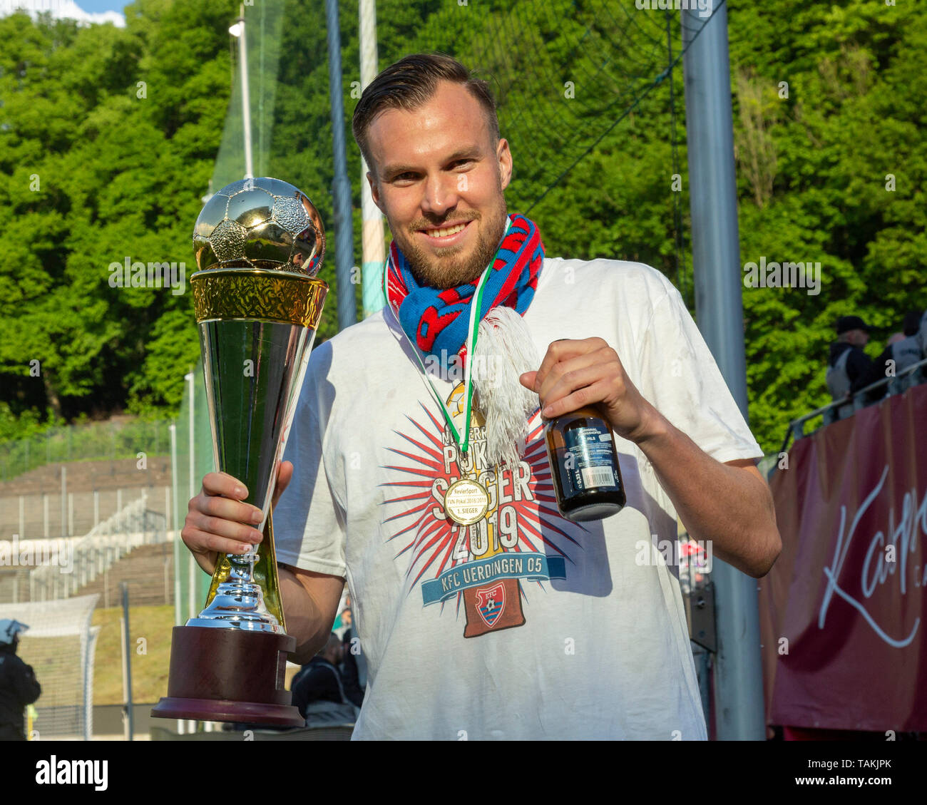 sports, football, Lower Rhine Cup, 2018/2019, final, Wuppertaler SV vs. KFC Uerdingen 1-2, Stadium Am Zoo in Wuppertal, rejoicing at the cup victory, Kevin Grosskreutz (KFC) presents the cup Stock Photo