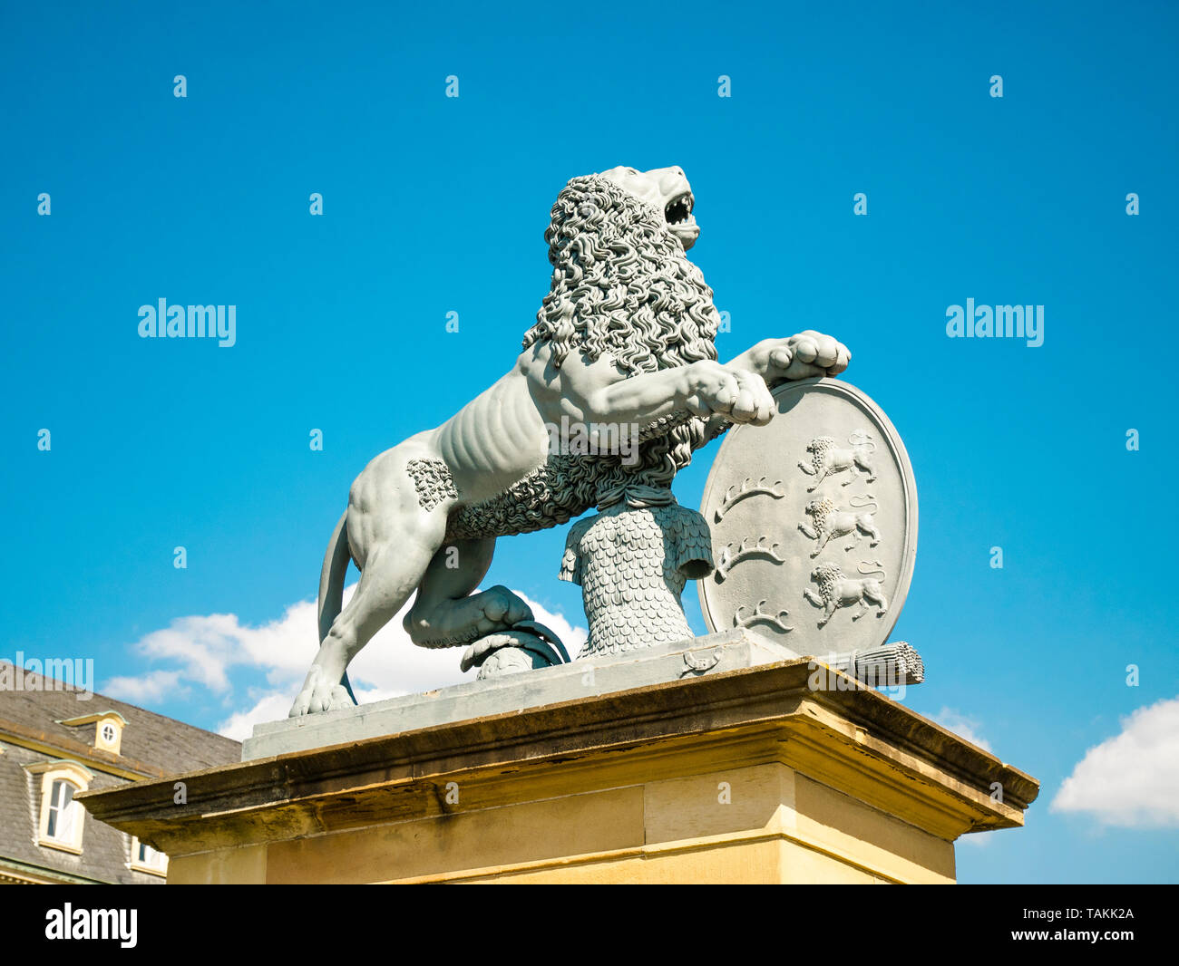 Lion statue, Neues Schloss behind the fountain, domicile of the Ministry of Finance, palace in Schlossplatz square, Stuttgart, capital of the state of Stock Photo