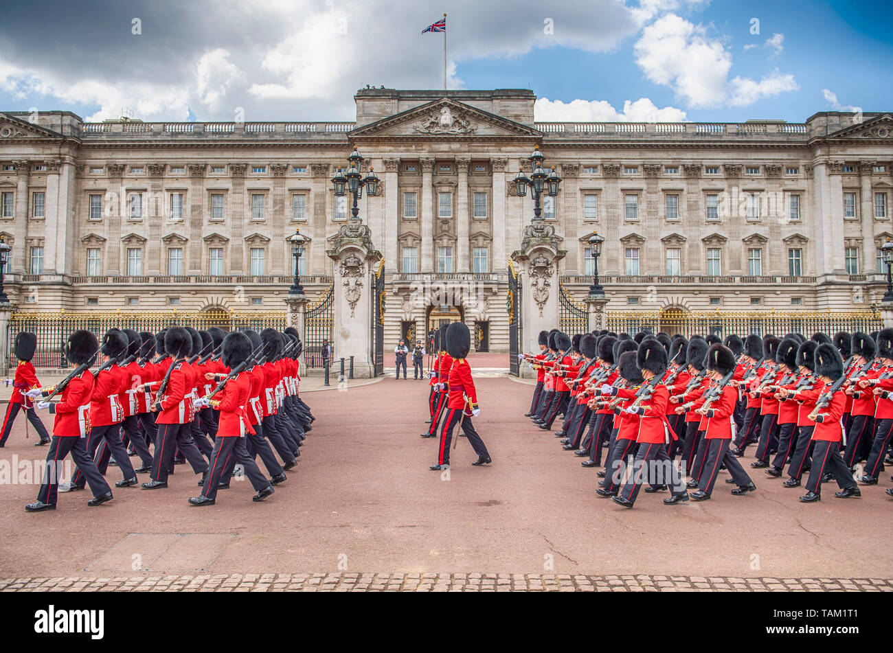 London, UK. 25th May 2019. Guardsmen march past Buckingham Palace after completing the Major Generals Review of Trooping the Colour. Stock Photo