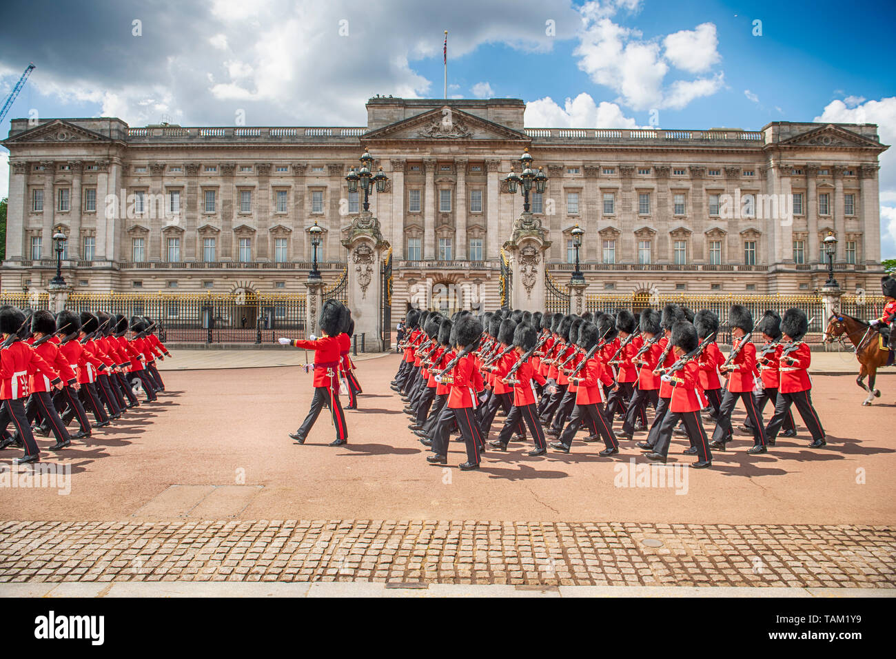 London, UK. 25th May 2019. Guardsmen march past Buckingham Palace after completing the Major Generals Review of Trooping the Colour. Stock Photo