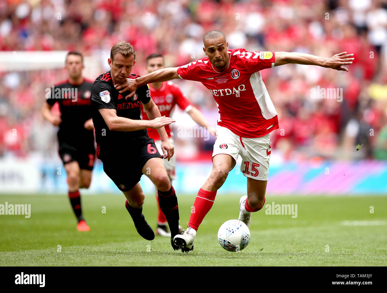 Charlton Athletic's Darren Pratley (right) and Sunderland's Lee Cattermole battle for the ball during the Sky Bet League One Play-off final at Wembley Stadium, London. Stock Photo