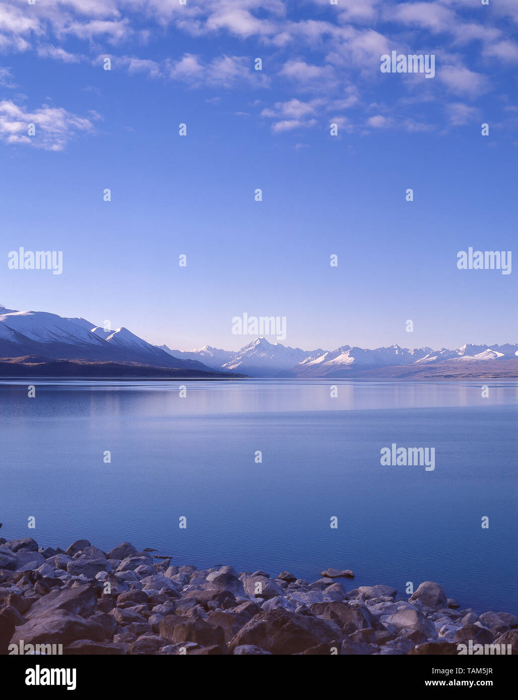 Mount Cook and Southern Alps across Lake Pukaki, Pukaki, Mackenzie District, Canterbury Region, New Zealand Stock Photo
