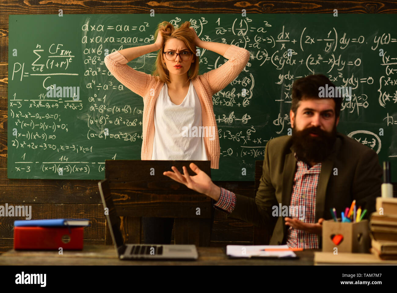 преподаватель и ученик. ученики в школе. учитель вдохновляет своих учеников. учитель и ученик в школе. преподавание в младших классах.