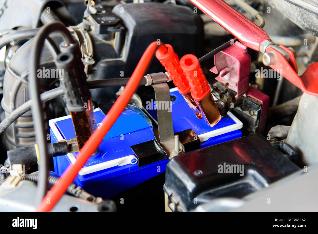 jumping the car battery / charging car battery Stock Photo Alamy