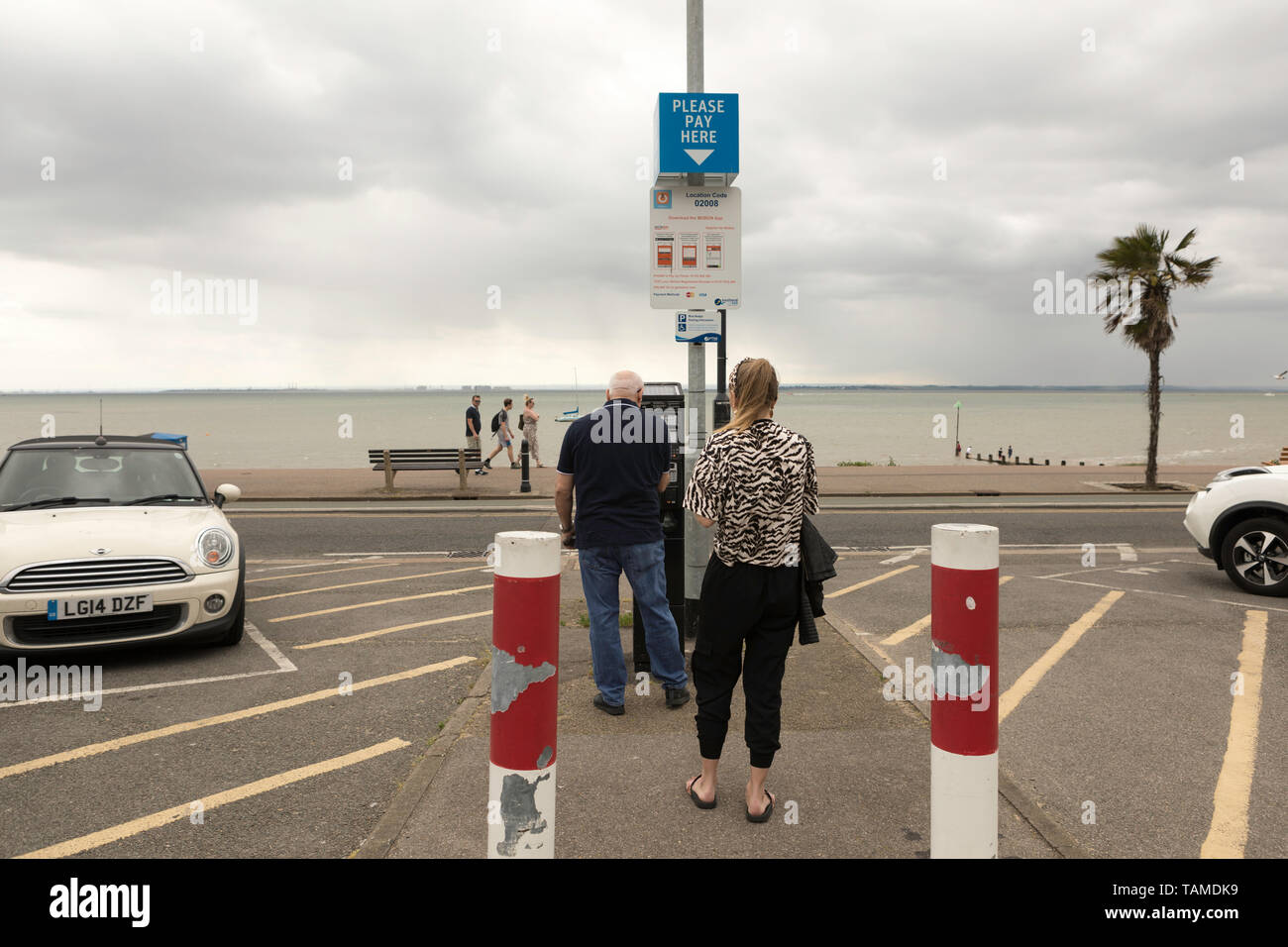 Southend on Sea, UK. 26th May, 2019. People que to buy a parking ticket at Westcliff on Sea. Scenes in Leigh and Southend on Sea, Essex, as people get out to enjoy the long weekend. Penelope Barritt/Alamy Live News Stock Photo
