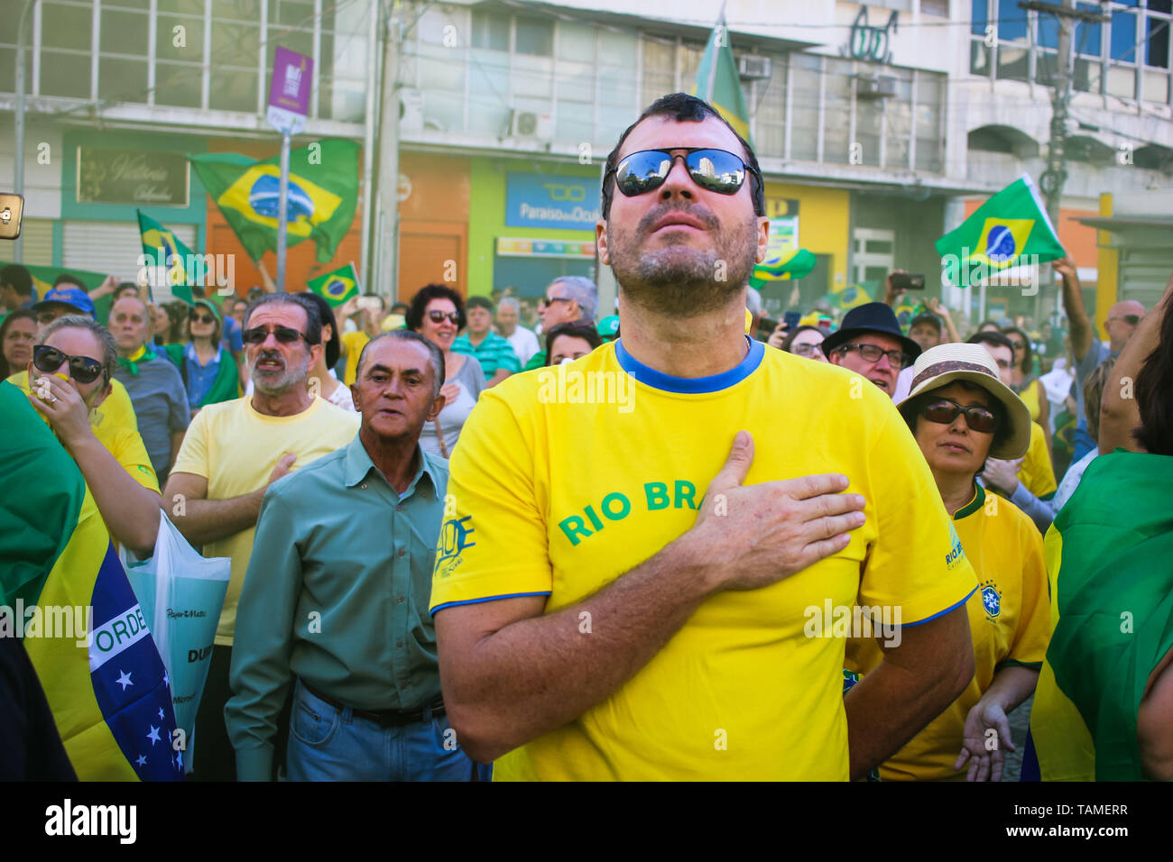 Campinas, Brazil. 26th May, 2019. Ato pro Bolsonaro gathered around 5 thousand people in Campinas (SP), according to the organizers. Young people, children, adults and the elderly were present in Largo do Rosário this Sunday morning in the central part of the city. The act was peaceful and several people went to the capital where the act happens in the afternoon. Credit: Cadu Rolim/FotoArena/Alamy Live News Stock Photo