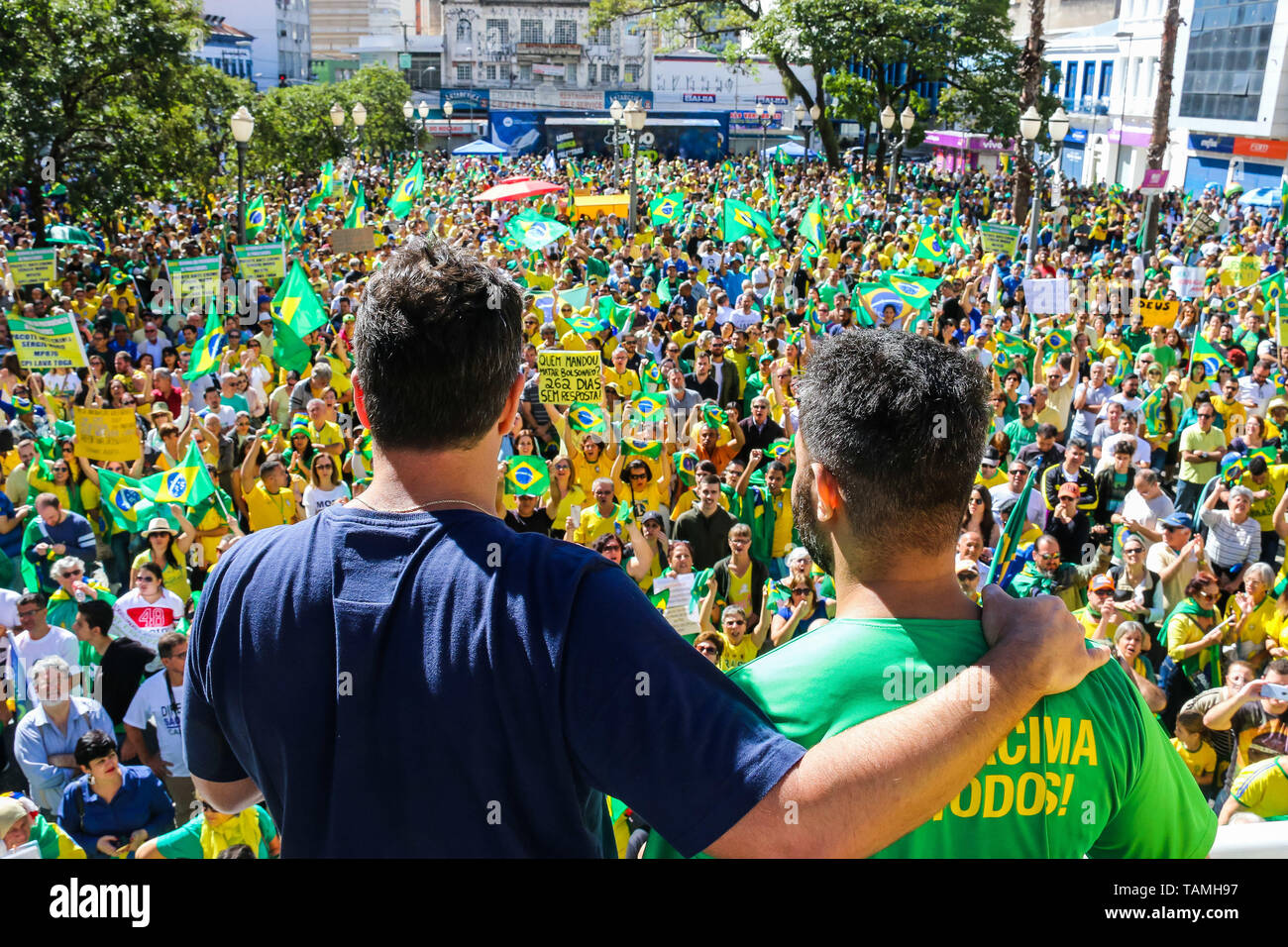 Campinas, Brazil. 26th May, 2019. Ato pro Bolsonaro gathered around 5 thousand people in Campinas (SP), according to the organizers. Young people, children, adults and the elderly were present in Largo do Rosário this Sunday morning in the central part of the city. The act was peaceful and several people went to the capital where the act happens in the afternoon. Credit: Cadu Rolim/FotoArena/Alamy Live News Stock Photo