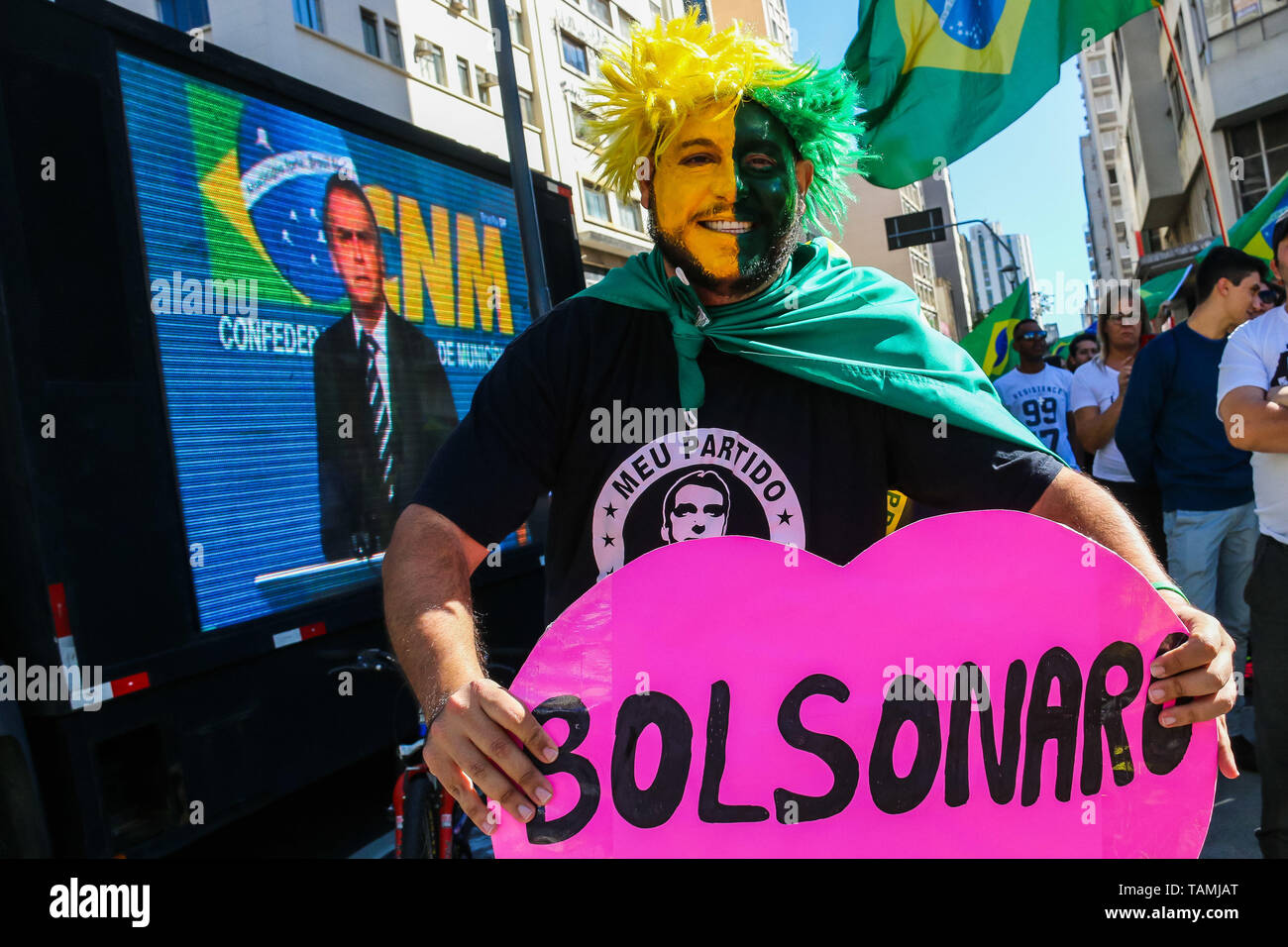 Campinas, Brazil. 26th May, 2019. Ato pro Bolsonaro gathered around 5 thousand people in Campinas (SP), according to the organizers. Young people, children, adults and the elderly were present in Largo do Rosário this Sunday morning in the central part of the city. The act was peaceful and several people went to the capital where the act happens in the afternoon. Credit: Cadu Rolim/FotoArena/Alamy Live News Stock Photo