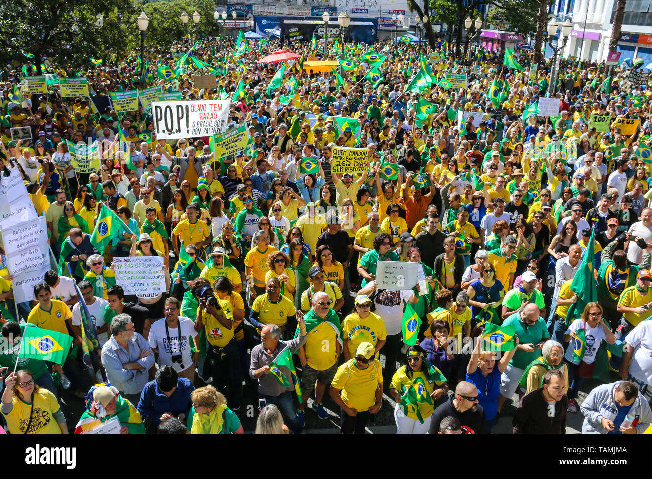 Campinas, Brazil. 26th May, 2019. Ato pro Bolsonaro gathered around 5 thousand people in Campinas (SP), according to the organizers. Young people, children, adults and the elderly were present in Largo do Rosário this Sunday morning in the central part of the city. The act was peaceful and several people went to the capital where the act happens in the afternoon. Credit: Cadu Rolim/FotoArena/Alamy Live News Stock Photo