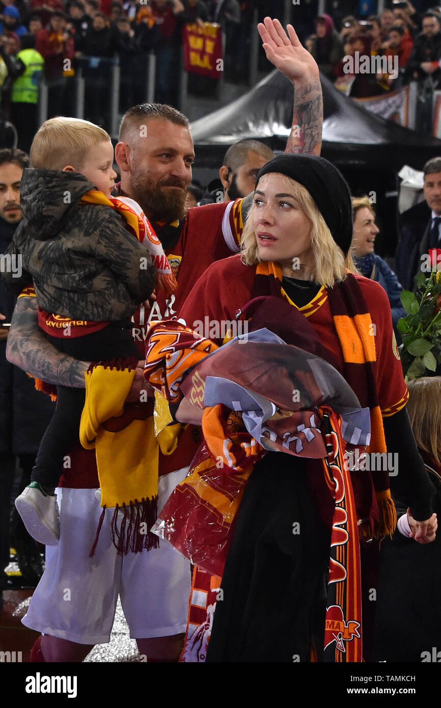 Rome, Italy. 27th May, 2019. Daniele De Rossi leaves Rome after 18 years  greeted by his team-mates coach Claudio Ranieri by former partner Francesco  Totti and accompanied by his wife Sarah Felberbaum