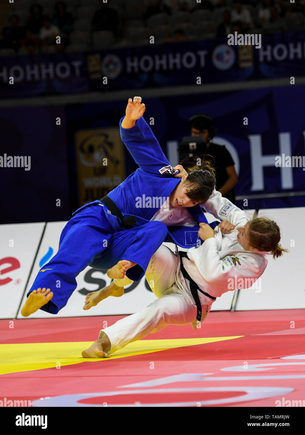 Huhhot, China's Inner Mongolia Autonomous Region. 25th May, 2019. Catherine Beauchemin-Pinard(R) of Canada competes during the women's 63kg match against Nouchi Aimi of Japan at 2019 World Judo Tour in Huhhot, capital of north China's Inner Mongolia Autonomous Region, May 25, 2019. Credit: Peng Yuan/Xinhua/Alamy Live News Stock Photo