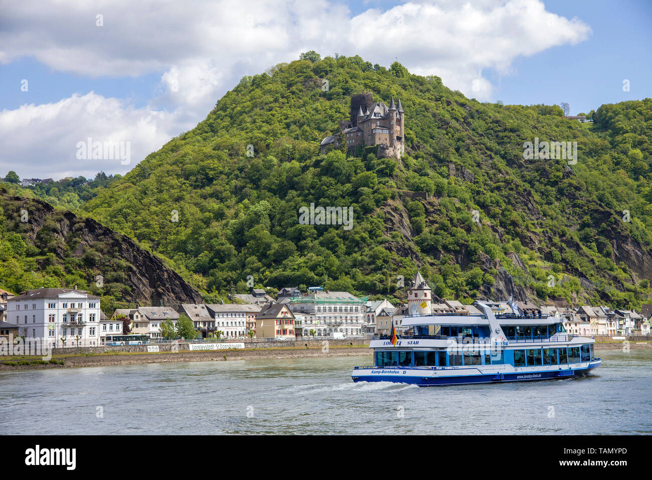 Excursion ship at St. Goarshausen, above the Katz castle, Unesco world heritage site, Upper Middle Rhine Valley, Rhineland-Palatinate, Germany Stock Photo