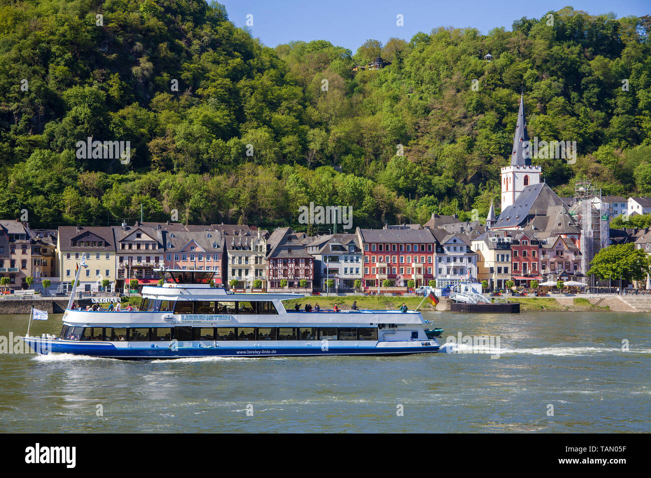 Excursion ship at St. Goarshausen, Unesco world heritage site, Upper Middle Rhine Valley, Rhineland-Palatinate, Germany Stock Photo