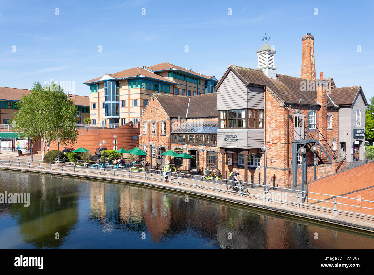 Reflection Brierley Hop House Pub Pubs Canalside Merry Hill Cana Hi res 