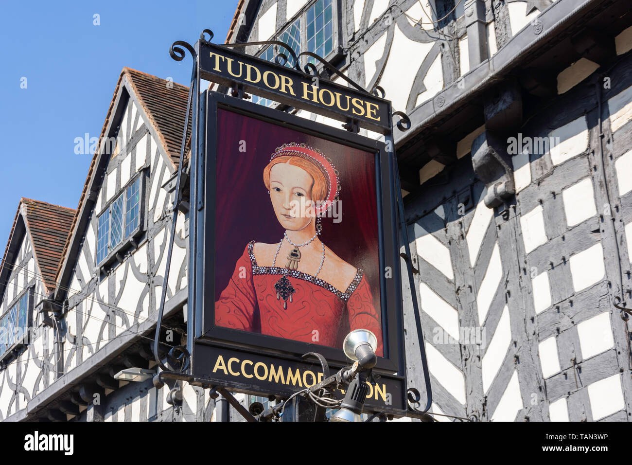 15th century Tudor House Inn sign, West Street, Warwick, Warwickshire, England, United Kingdom Stock Photo