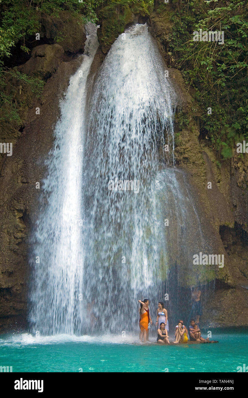 Die Kawasan-Wasserfälle im Dschungel, Cebu, Visayas, Philippinen | Kawasan falls at jungle, Cebu, Visayas, Philippines Stock Photo