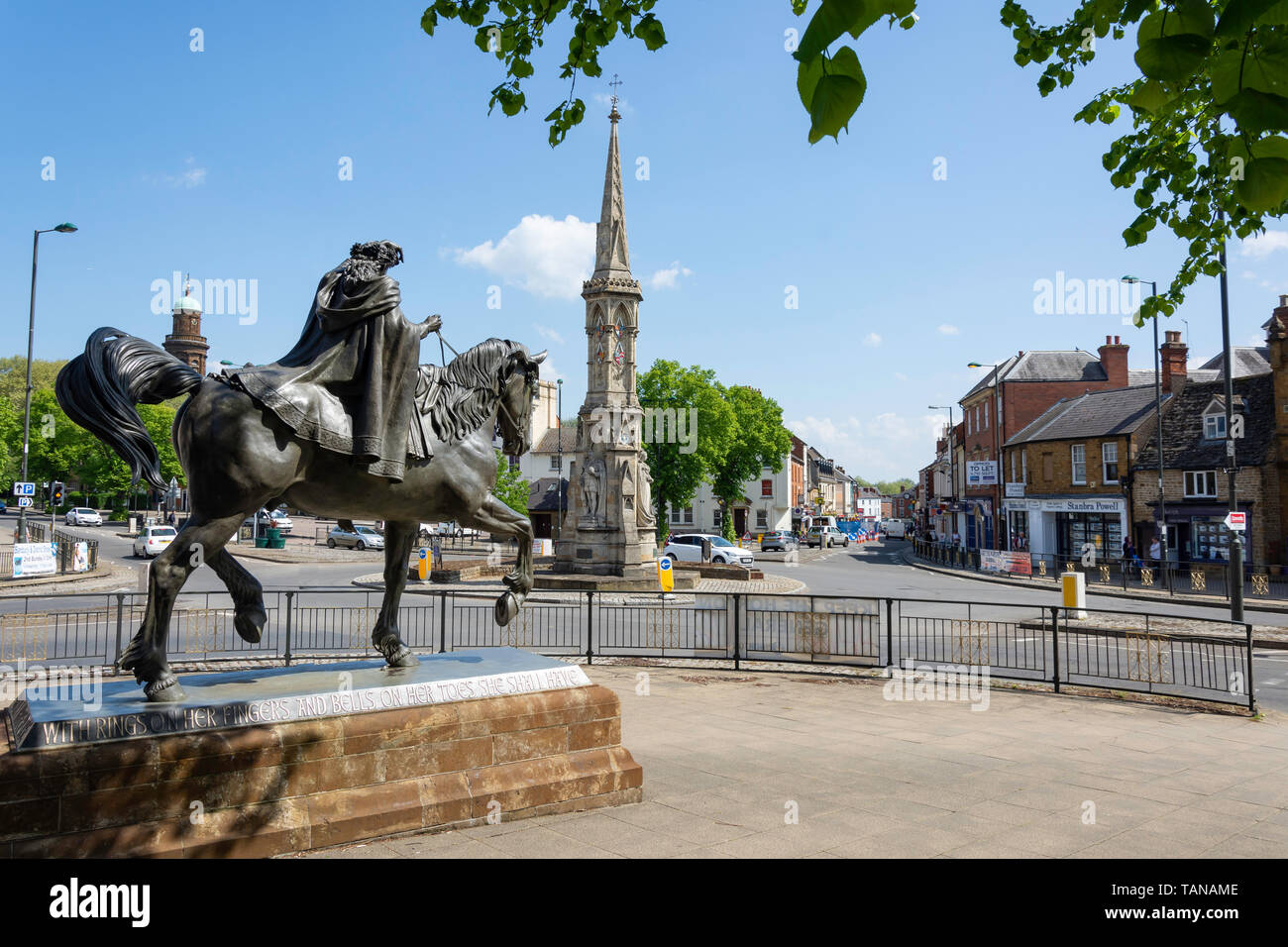 The 'Fine Lady upon a White Horse' statue and Banbury Cross, Horse Fair, Banbury, Oxfordshire, England, United Kingdom Stock Photo
