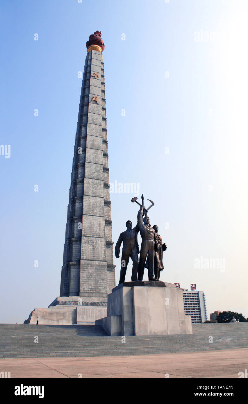 PYONGYANG, NORTH KOREA (DPRK) - SEPTEMBER 24, 2017: Tower of the Juche Idea and statues of people (worker, farmer and scientist) with korean national  Stock Photo