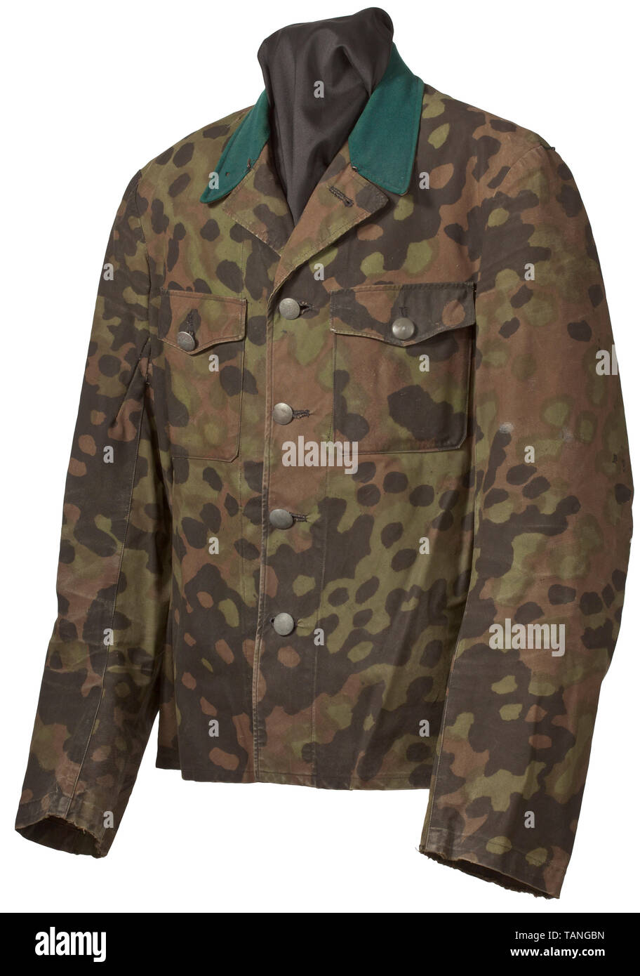 A camouflage field tunic Feldfertigung aus in Platanentarnmuster bedrucktem  Zeltplanenstoff, nicht wendbar mit außenseitigen Frühlingsfarben,  dunkelgrüner Kragen, zwei aufgesetzte Brusttaschen und feldgraue  Metallknöpfe. Die Knopfleistenverstärkungen ...