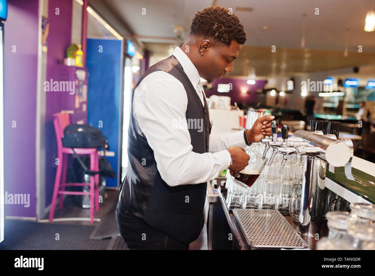 African american pub barman hi-res stock photography and images - Alamy