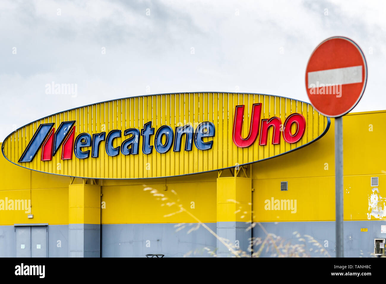 RUSSI (RA), ITALY - MAY 27, 2019: sunlight is enlightening logo of Mercatone  Uno on storefront of closed store on a gloomy day. Company went bankrupt  Stock Photo - Alamy