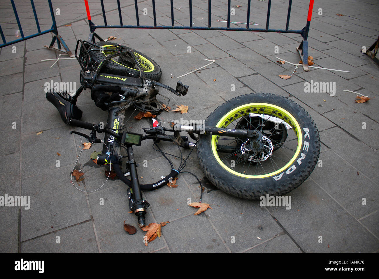 ein nach einem Unfall zerstoertes E-Bike, Jerusalem, Israel (nur fuer redaktionelle Verwendung. Keine Werbung. Referenzdatenbank: http://www.360-berli Stock Photo
