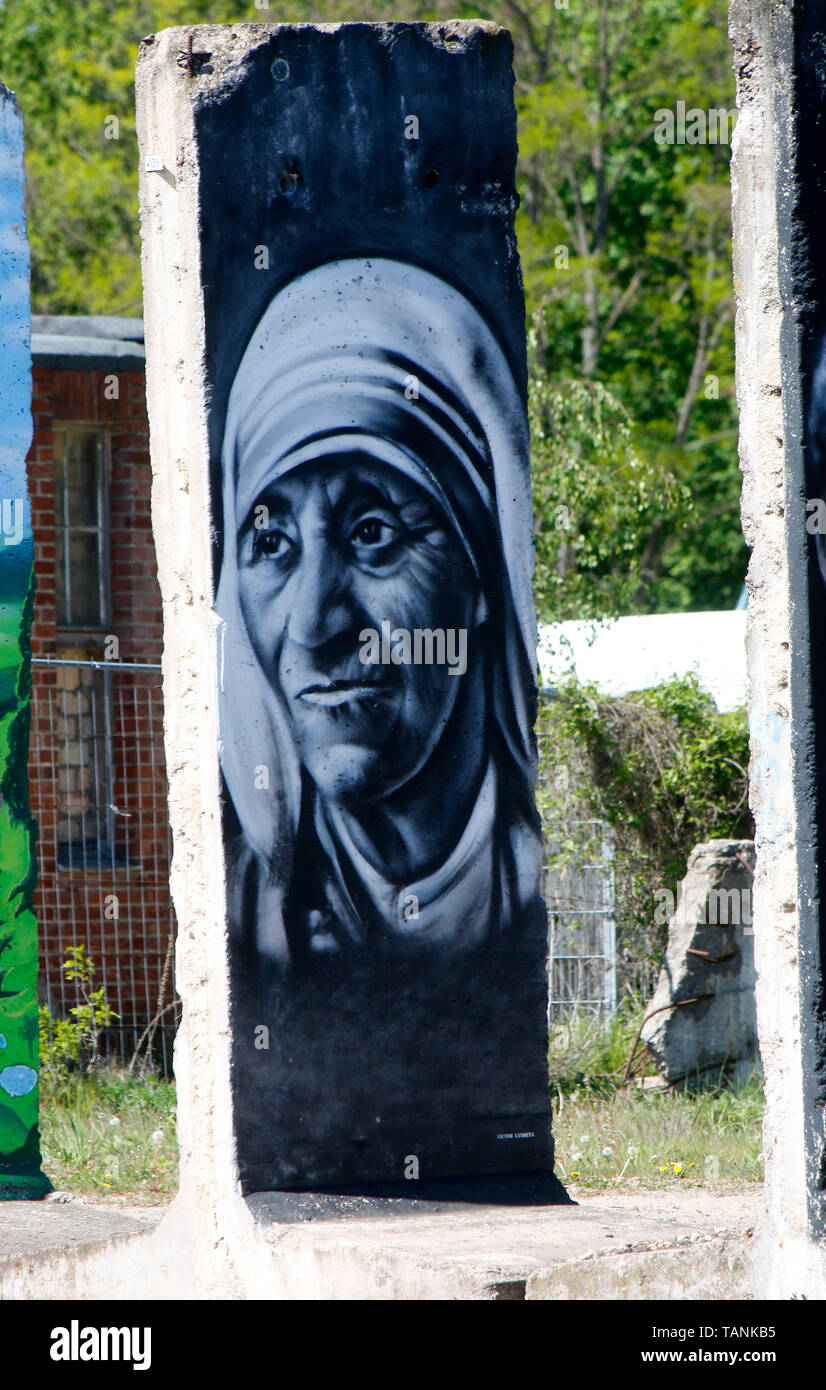 ein Mauerstueck mit dem Portrait von Mutter Theresa (nur fuer redaktionelle Verwendung. Keine Werbung. Referenzdatenbank: http://www.360-berlin.de. ©  Stock Photo