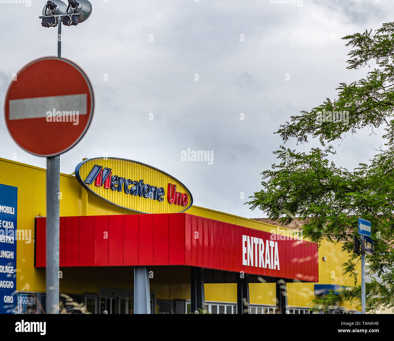 RUSSI (RA), ITALY - MAY 27, 2019: sunlight is enlightening logo of Mercatone  Uno on storefront of closed store on a gloomy day. Company went bankrupt  Stock Photo - Alamy