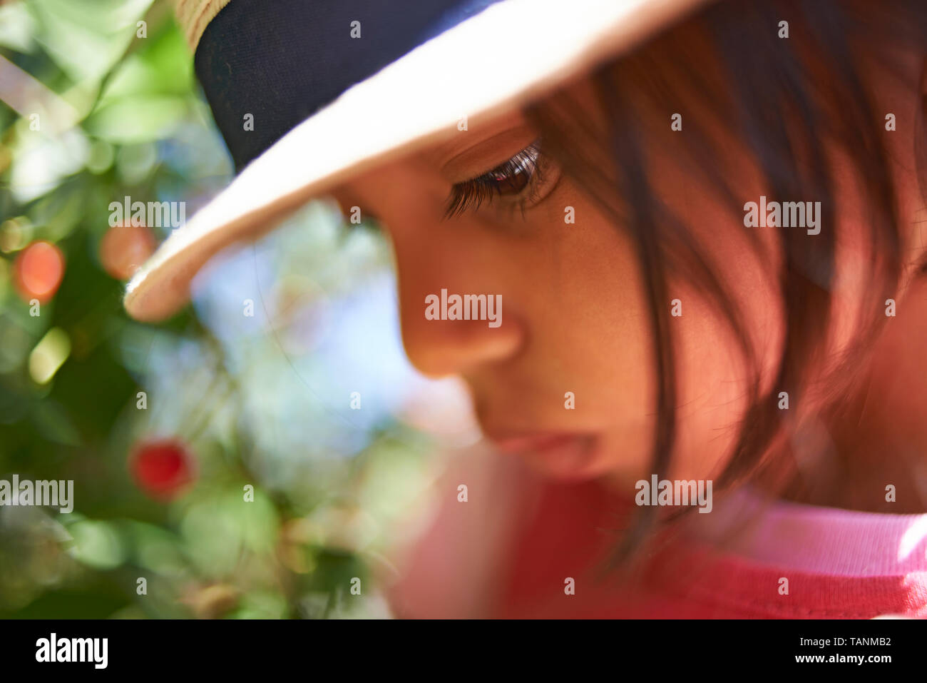 Portrait of a girl wearing a straw hat hi-res stock photography and ...