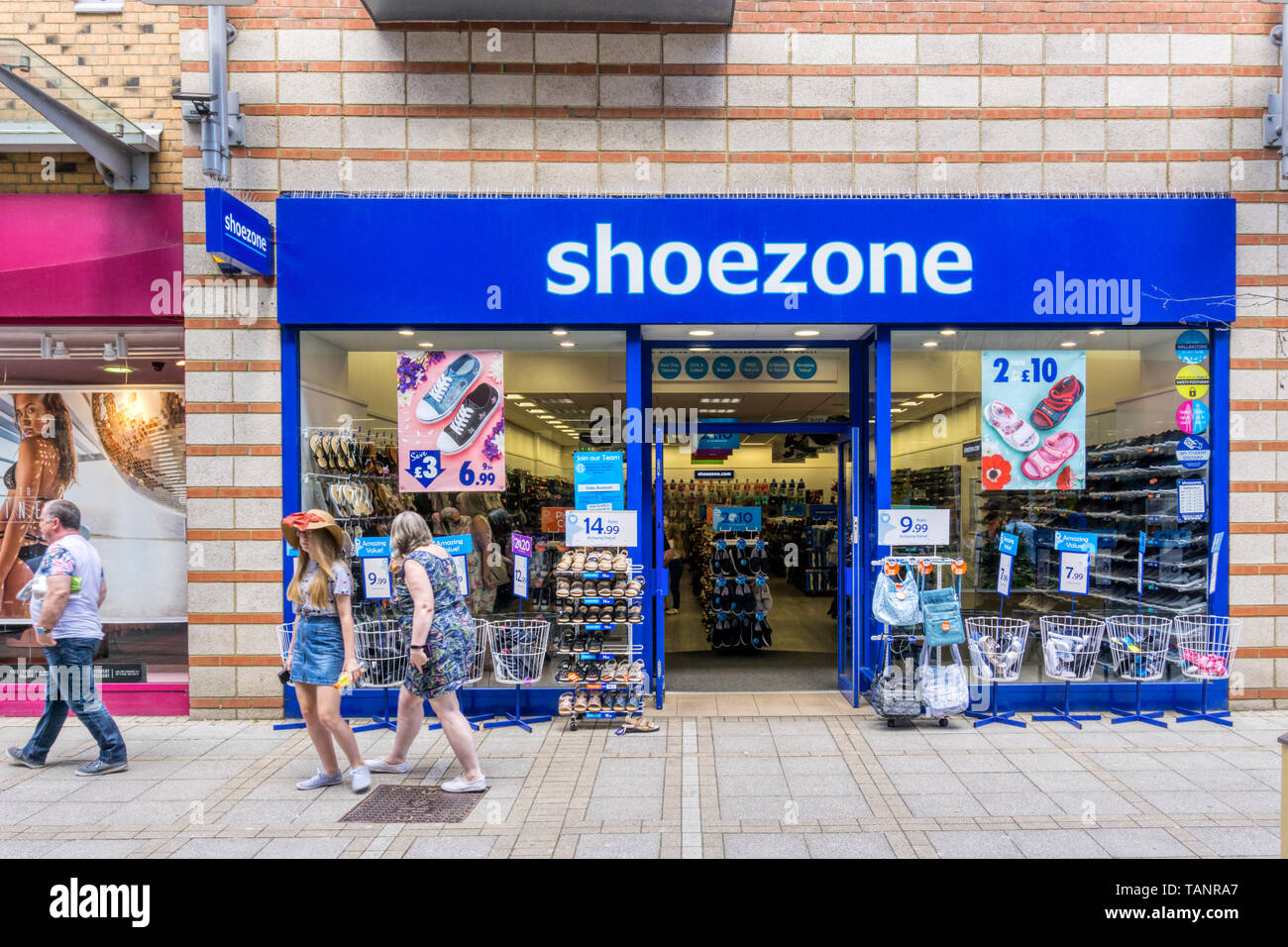 Shoe zone store hi-res stock photography and images - Alamy