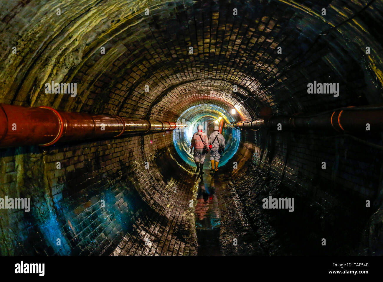 29.04.2019, , North Rhine-Westphalia, Germany - Topic: Sewer network transmission, inspection of an old, bricked sewer in need of renovation. Canal tr Stock Photo