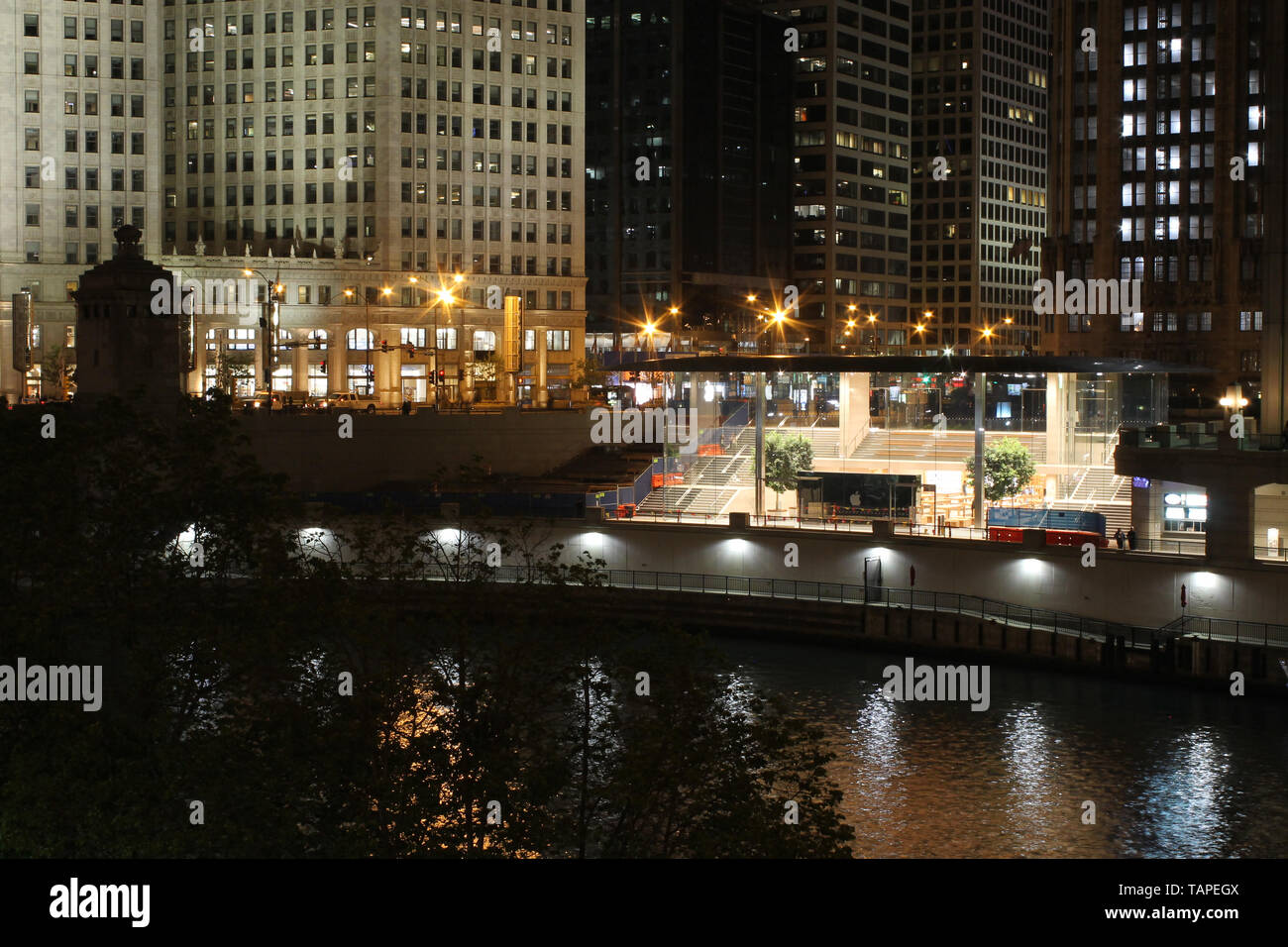 File:Apple store, Michigan Avenue, Chicago at night (49713654127).jpg -  Wikimedia Commons
