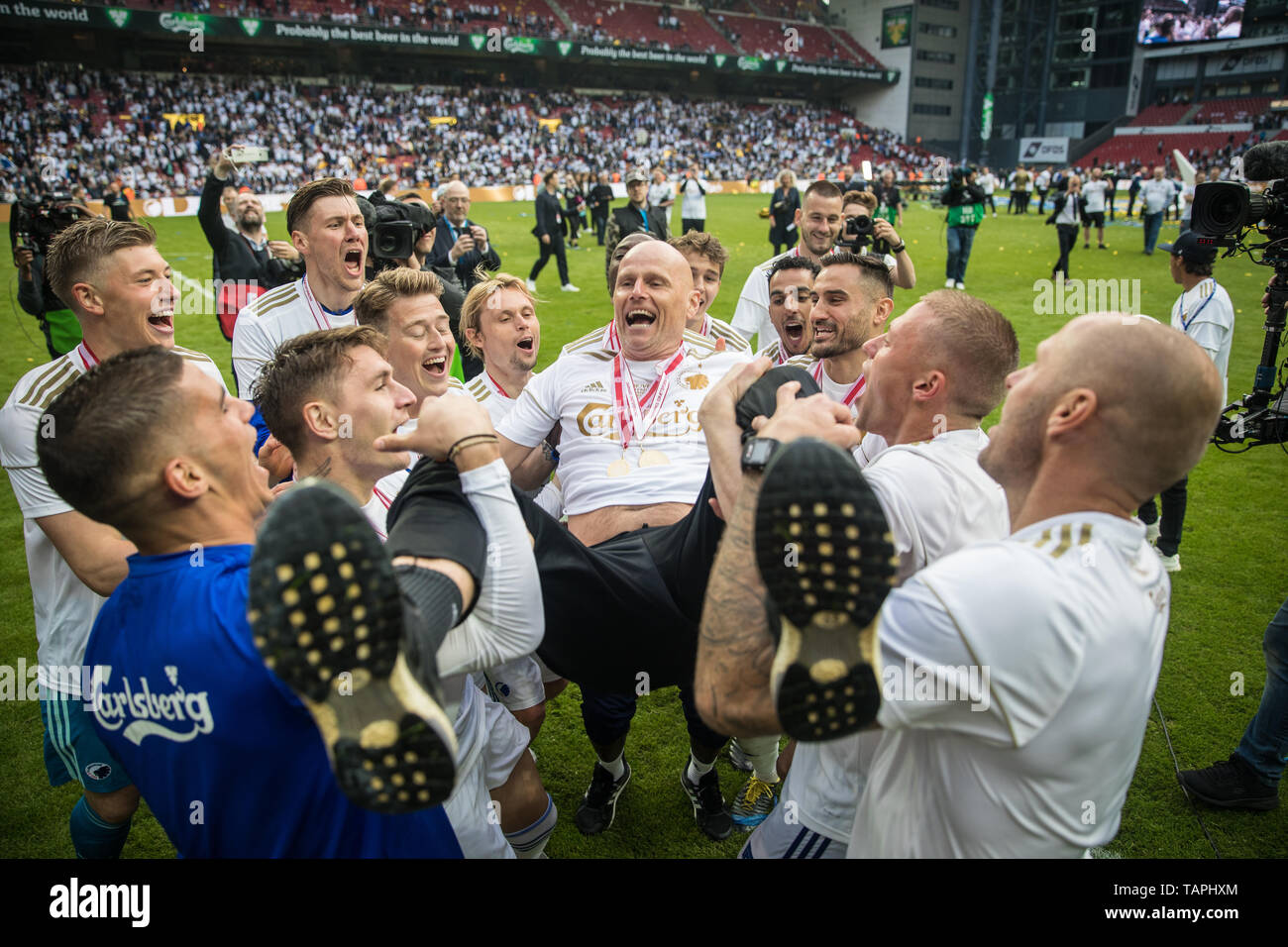 Denmark, Copenhagen, May 25, 2019. FC Copenhagen win the Danish Superliga 2018-2019 home in Telia Parken. Here FC Copenhagen manager Ståle Solbakken is praised by the players. (Photo credit: Gonzales Photo - Samy Khabthani). Stock Photo