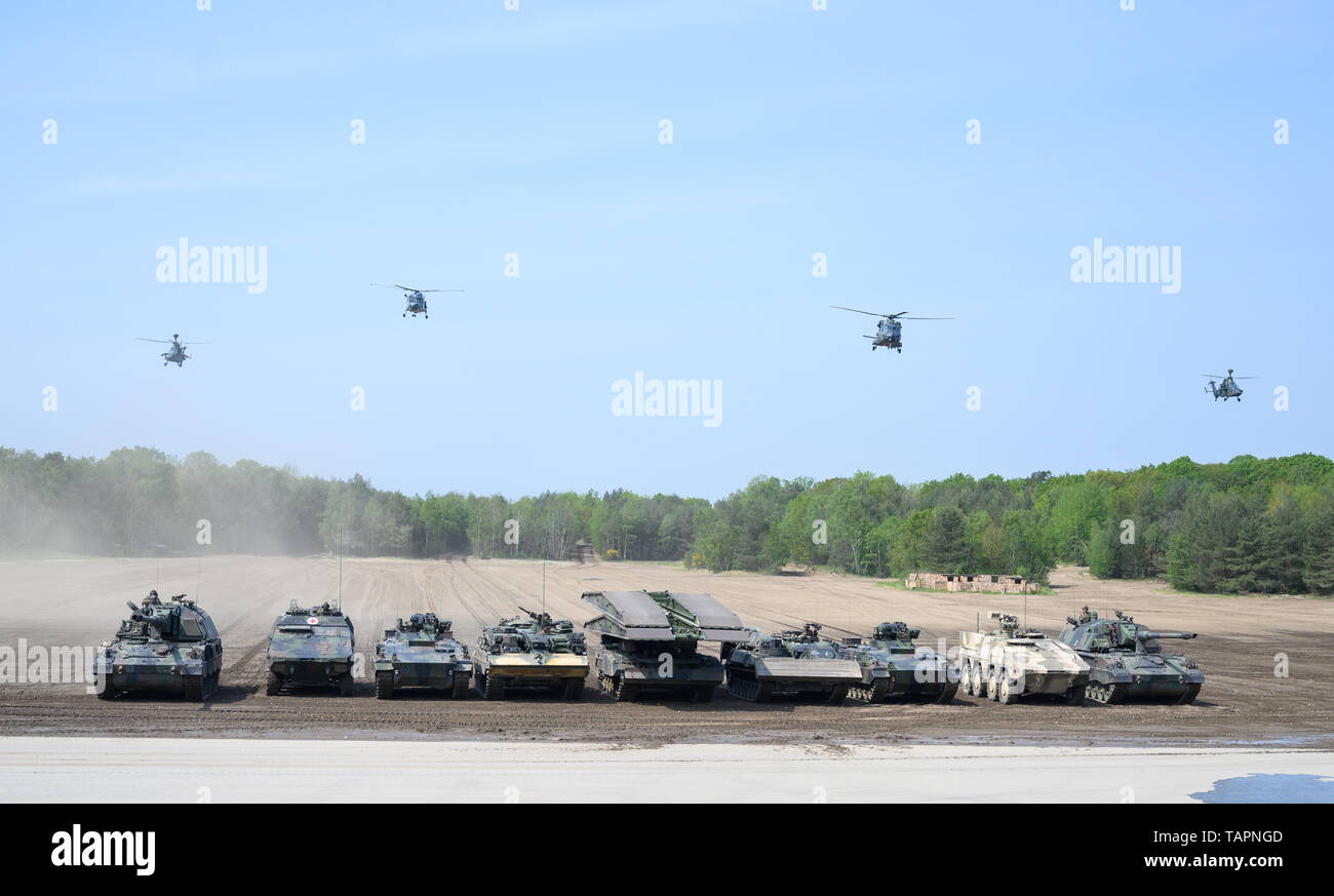 20 May 2019, Lower Saxony, Munster: At a demonstration of the Very High Readiness Joint Task Force (VJTF), tanks of the type Panzerhaubitze 2000 (l-r), GTK Boxer, Marder infantry fighting vehicle, 2A1 Dachs pioneer tank, Leguan bridge tank, 2A1 Dachs pioneer tank are in operation, Marder, GTK Boxer and Panzerhaubitze 2000 infantry fighting tanks and helicopters of the types Tiger combat helicopter (l-r), Sea Lynx Km 88 A, NH 90 multipurpose helicopter and Tiger combat helicopter on a training field. In 2019, Germany will be responsible for the Nato rapid reaction force. Photo: Christophe Gatea Stock Photo