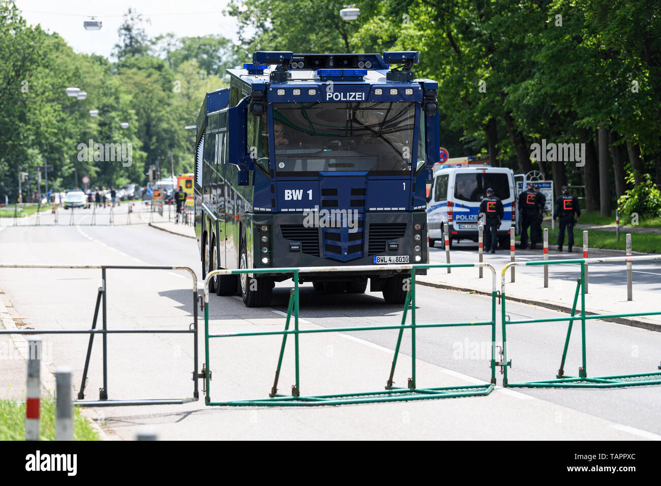 Karlsruhe, Deutschland. 26th May, 2019. Feature, security guards, police to protect around the wildlife park, water cannon. GES/Football/Badischer Fußball-Verband Cup Final: Karlsruher SC - SV Waldhof Mannheim, 26.05.2019 | usage worldwide Credit: dpa/Alamy Live News Stock Photo