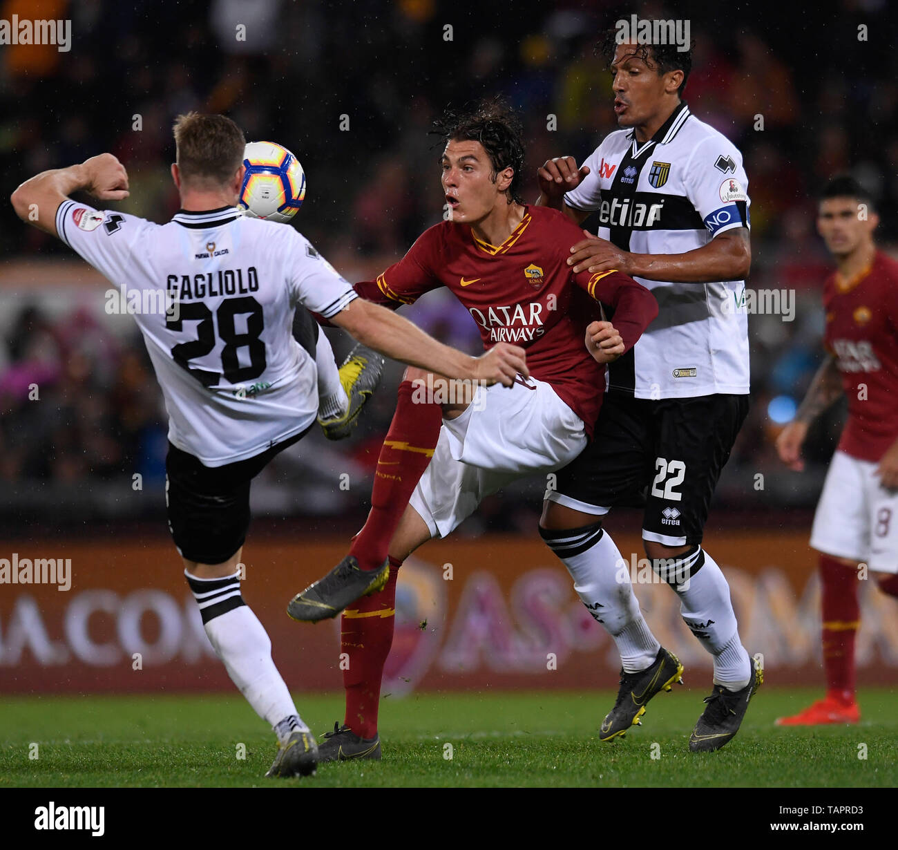 (190527) -- ROME, May 27, 2019 (Xinhua) -- AS Roma's Patrik Schick (C) vies with Parma's Riccardo Gagliolo (L) and Bruno Alves during a Serie A soccer match between AS Roma and Parma in Rome, Italy, May 26, 2019. AS Roma won 2-1. (Xinhua/Augusto Casasoli) Stock Photo