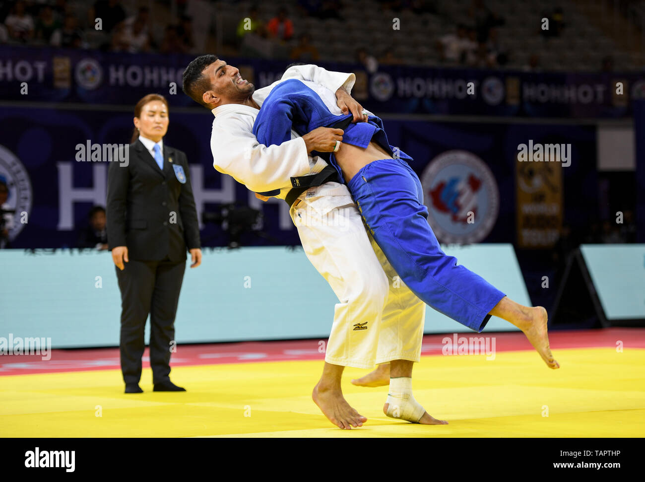 Huhhot, China's Inner Mongolia Autonomous Region. 25th May, 2019. Mohamed Abdelaal(L) of Egypt competes during the men's 81kg match against Dominic Ressel of Germany at 2019 World Judo Tour in Huhhot, capital of north China's Inner Mongolia Autonomous Region, May 25, 2019. Credit: Peng Yuan/Xinhua/Alamy Live News Stock Photo
