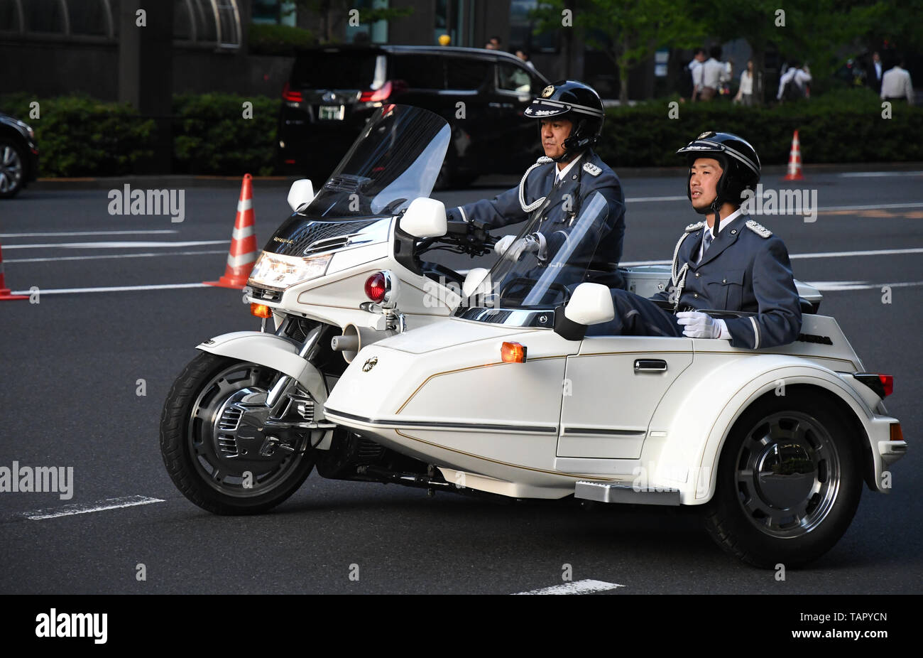 Tokyo, Japan. 27th May, 2019. A Tokyo Police motorcycle with a sidecar passenger awaits outside the Imperial Palace Hotel in Tokyo to escort the US President Donald Trump during his visit to Japan. Photo taken on May 27, 2019. Photo by: Ramiro Agustin Vargas Tabares Credit: Ramiro Agustin Vargas Tabares/ZUMA Wire/Alamy Live News