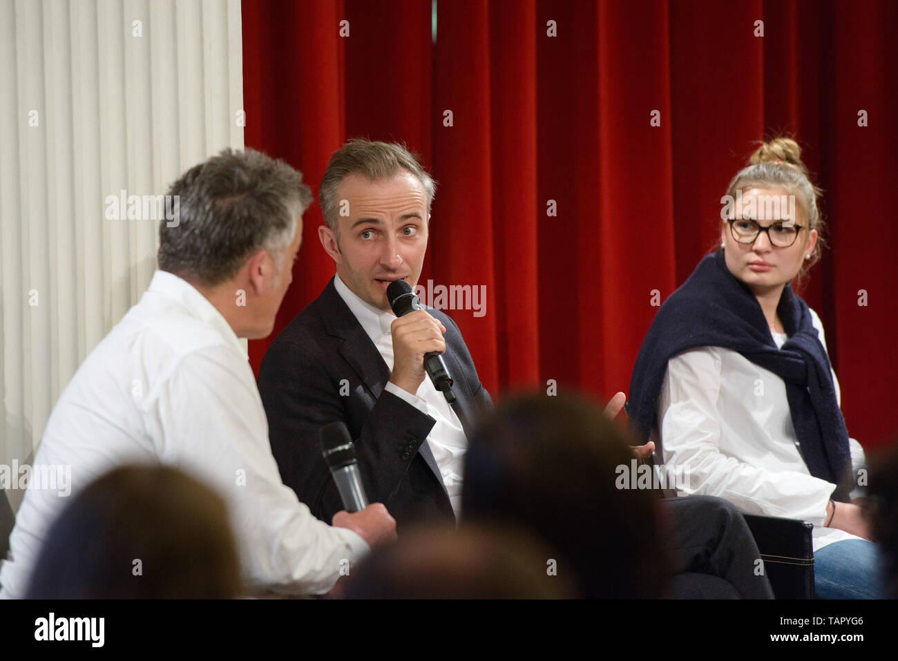 Social media round table hi-res stock photography and images - Alamy