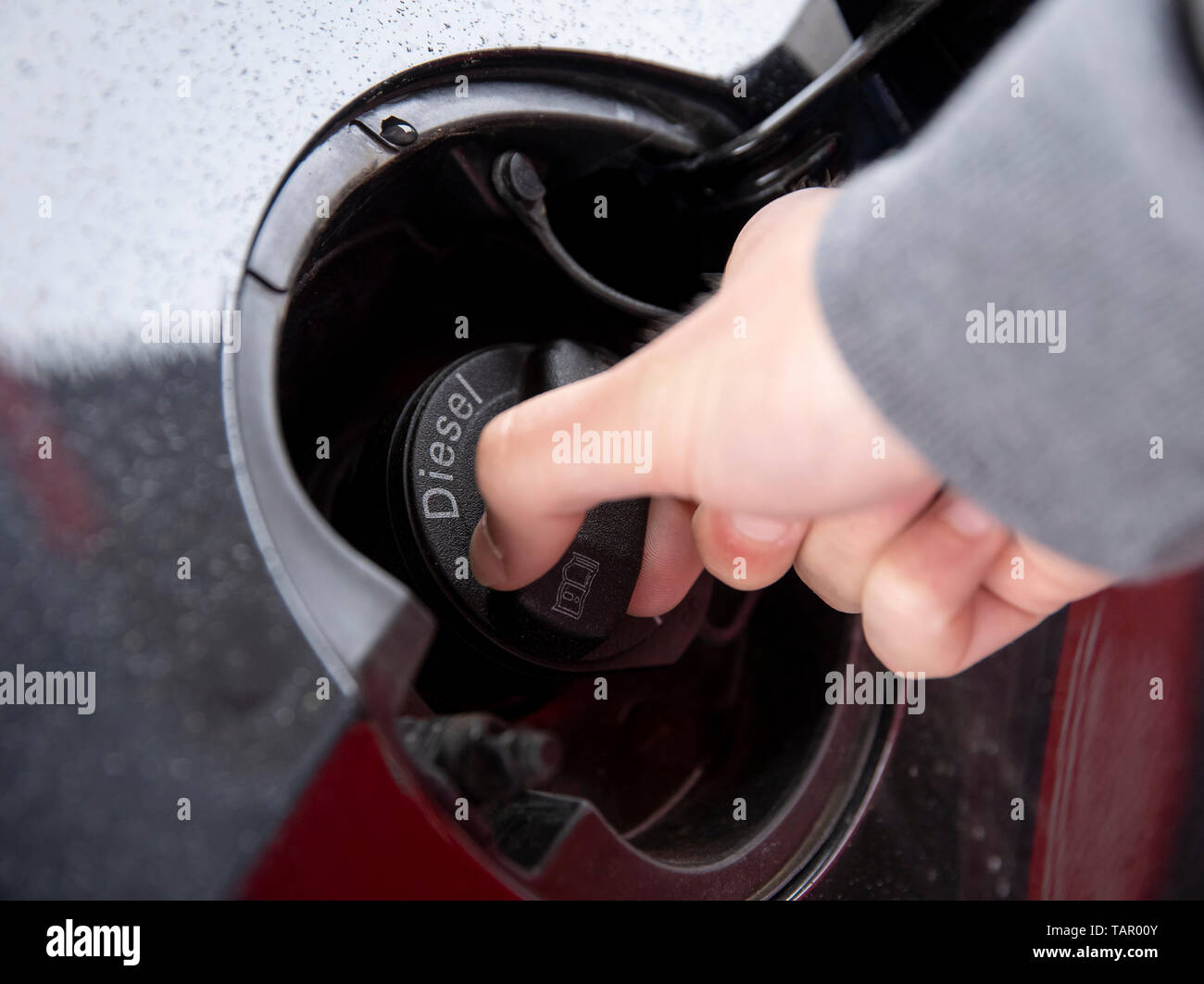 26 May 2019, SchleswigHolstein, Lübeck LLUSTRATION A driver opens