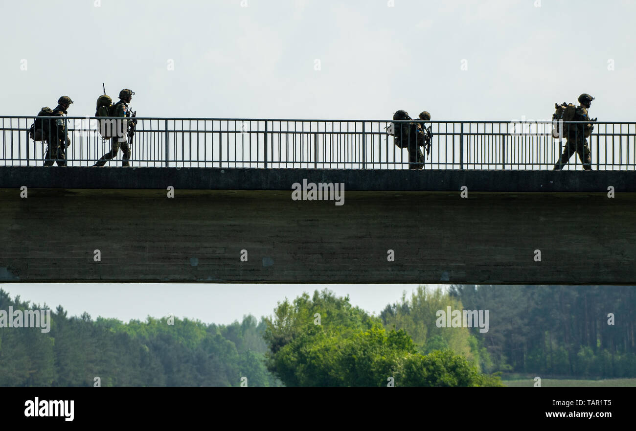 https://c8.alamy.com/comp/TAR1T5/kuckstorf-germany-20th-may-2019-paratroopers-of-the-bundeswehr-cross-a-bridge-during-the-exercise-green-griffin-2019-since-6-may-2019-around-2500-soldiers-from-the-netherlands-and-germany-have-been-practicing-in-the-lneburger-heide-for-the-defence-case-green-griffin-2019-focuses-among-other-things-on-the-rapid-relocation-of-paratroopers-credit-philipp-schulzedpaalamy-live-news-TAR1T5.jpg