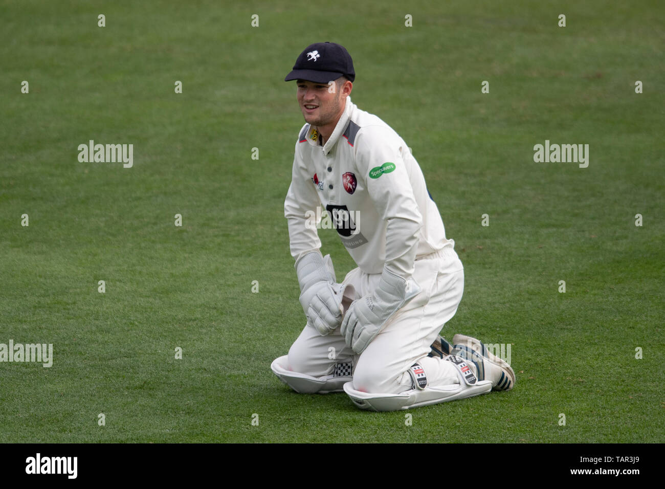 Chelmsford, UK. 27th May, 2019. Ollie Robinson of Kent Cricket Club missed caching the ball during Specsavers County Championship match between Essex vs Kent at The Cloudfm County Ground on Monday, May 27, 2019 in  Chelmsford England. (Editorial use only, license required for commercial use. No use in betting, games or a single club/league/player publications.) Credit: Taka G Wu/Alamy Live News Stock Photo