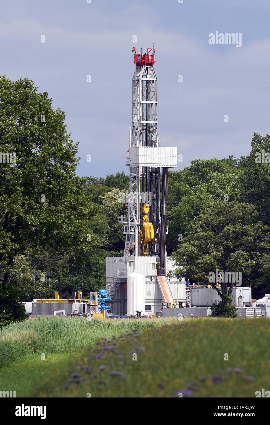 Weingarten, Germany. 27th May, 2019. Near the Weingarten dredging lake ( Karlsruhe district) there is a drilling rig that is used to drill a test  well for oil. The work of the Heidelberg-based